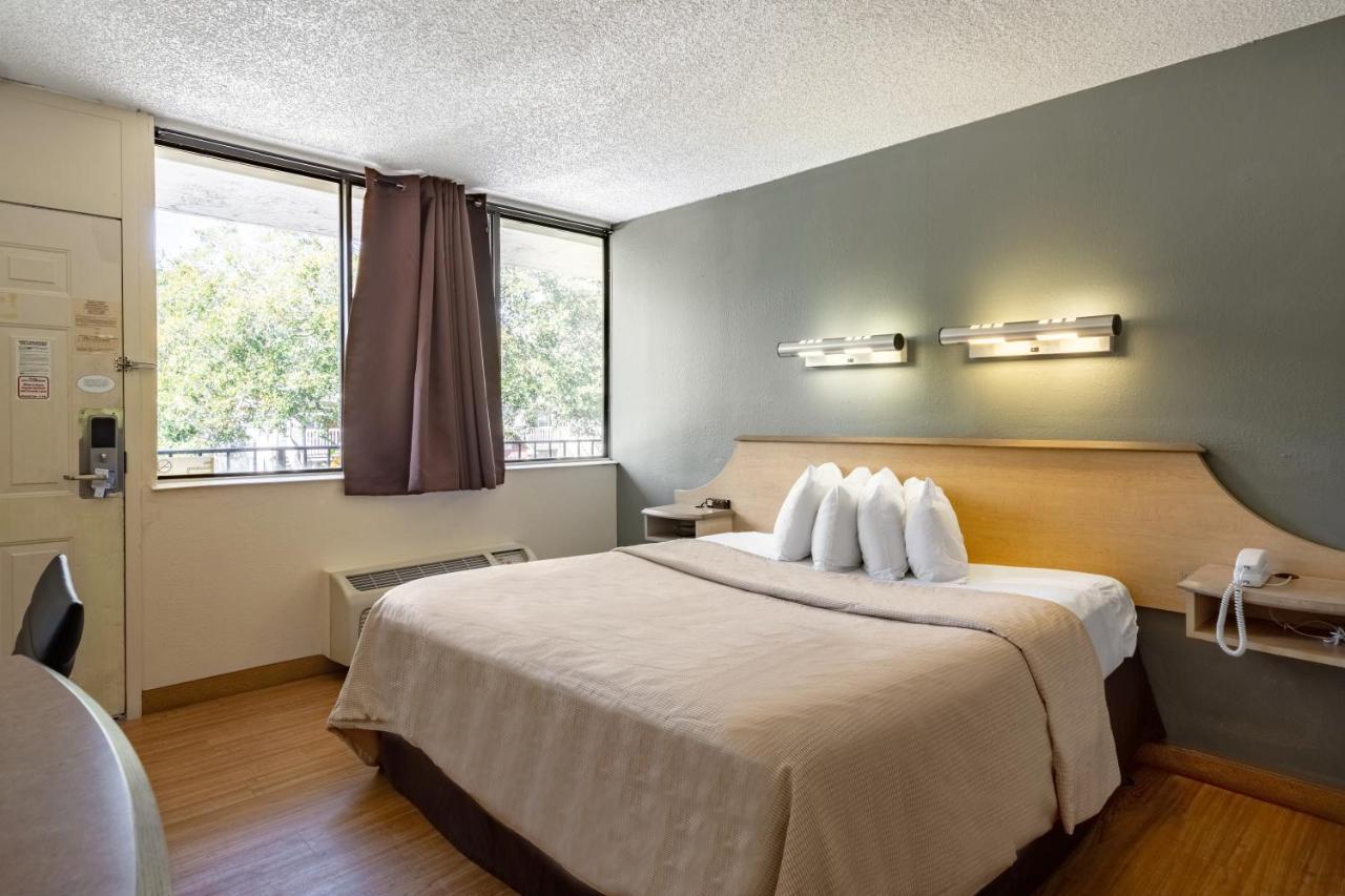 Econo Lodge Palm Harbor - Clearwater Bagian luar foto